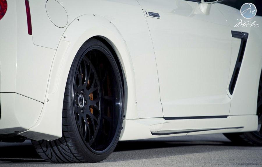  Nissan GT-R by Wald and Modulare Wheels 2014 года  (фото 9 из 17)